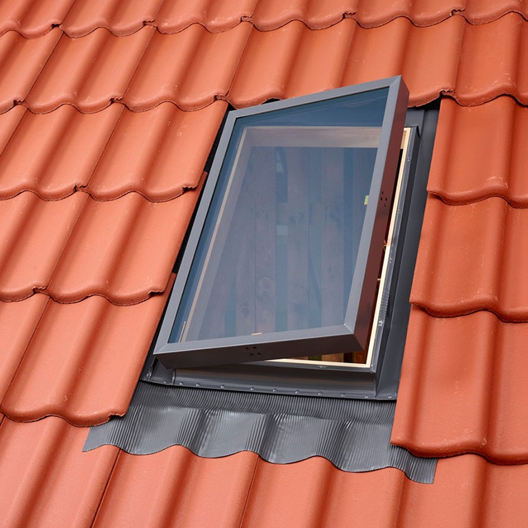 фото Velux GVT 0059(103) Окно-люк для выхода на крышу - 66х118 см