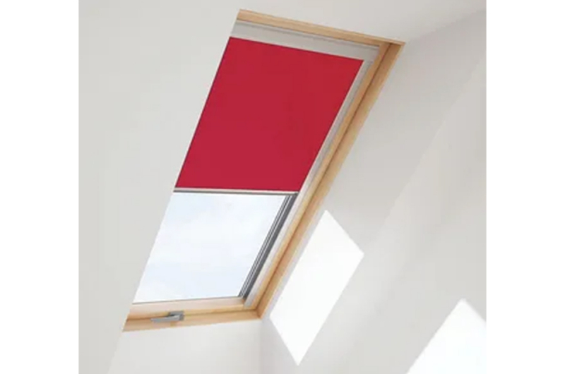 фото Velux штора на направляющих CONTRIO Красный 66*118